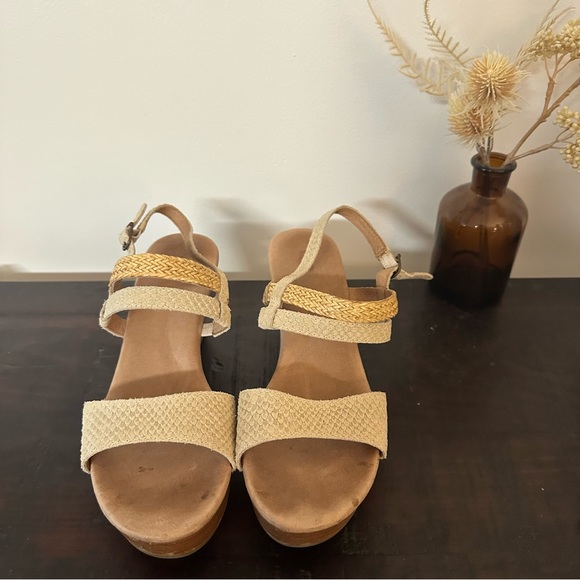 UGG Lira Mar Embossed Leather Wedge Strappy Sandals Size 7 - Picture 2 of 5